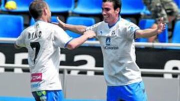 <b>TÁNDEM MÁGICO. </b>Nino felicita a Alejandro Alfaro tras marcar uno de los numerosos goles de esta temporada.