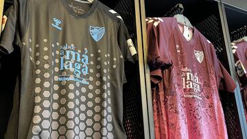 Segunda y tercera camiseta del Málaga 2022-23.