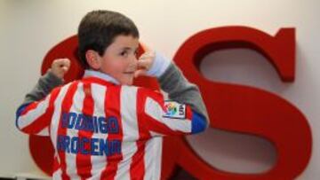 Rodrigo muestra orgulloso la camiseta con su nombre y que le firmaron los jugadores del Atl&eacute;tico.