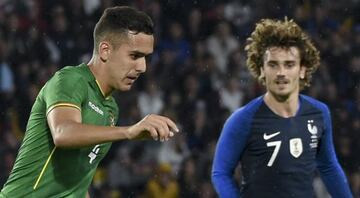 Haquín, en el duelo amistoso ante Francia. Griezmann lo acompaña en la fotografía.