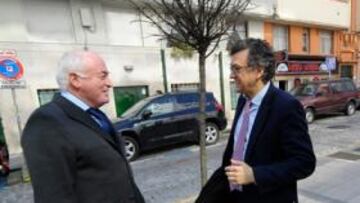 <b>AS LOS CAZÓ. </b>Corino y Santiago Ruiz en Peña Herbosa, ayer, donde habían sido citados en la sede de la Presidencia del Gobierno.