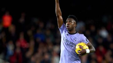 Vinicius, jugador del Real Madrid, hace una reivindicación contra el racismo en Mestalla.