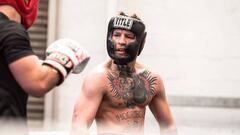 Conor McGregor, durante un entrenamiento de boxeo sobre el ring.