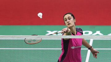 La jugadora española Clara Azurmendi devuelve el volante durante su partido ante Akane Yamaguchi en el Open de India.