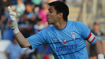 El jugador de Universidad Catolica  Cristopher Toselli de intrcciones durante el partido de primera division contra Audax 