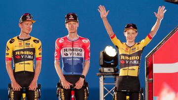 BARCELONA, 24/08/2023.- El corredor danés Jonas Vingegaard (d), del equipo Jumbo y ganador del Tour 2023, saluda al público durante la presentación de los equipos que competirán en la Vuelta a España 2023, hoy jueves en Barcelona. EFE/Manu Bruque