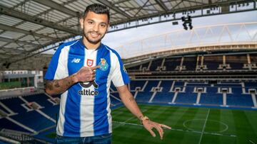 'Tecatito' Corona seguirá en el Porto con cláusula de 50 MDE