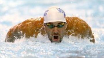 El estadounidense Michael Phelps compite en la prueba de los 100 metros mariposa en el Gran Premio de Charlotte. 