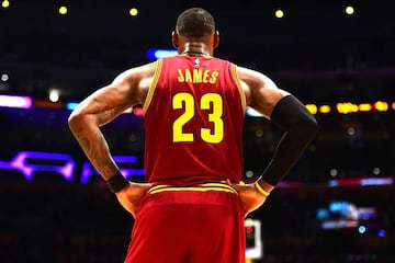 Los Cleveland Cavaliers terminaron con esta maldición el año pasado al ganar las finales de la NBA bajo el mando de LeBron James. Sin embargo, antes de aquel campeonato, la ciudad no había festejado a un campeón en las ligas profesionales del deporte estadounidense desde la última coronación de los Cafés de la NFL, en 1964, antes de la era de los Super Bowls, partido al que nunca han llegado. Los Indians, por su parte, no logran el anillo de Serie Mundial de las Grandes Ligas desde 1948.