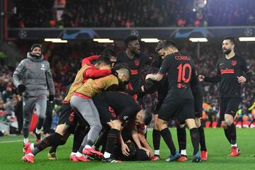 Los jugadores del Atlético celebran uno de los goles de Llorente en Anfield.