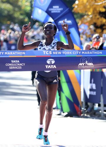 La corredora keniata Mary Keitany cruza la meta como ganadora de la prueba femenina de la Maratón de Nueva York. 