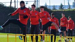 Los jugadores del Atl&eacute;tico durante el entrenamiento del domingo.