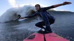 La surfista francesa Justine Dupont grabada en POV desde la punta de su tabla de surf rosa mientras surfea una ola gigante en Nazar&eacute; (Portugal) que podr&iacute;a ser un nuevo r&eacute;cord del mundo de surfing; el de la ola m&aacute;s grande jam&aa