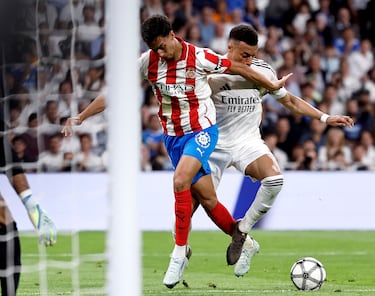 Kylian Mbappé arranca desde la derecha, se va de Witsel, sienta a Álex Moreno y cuando se dispone a regatear a Vitor Reis en el área, el defensa suelta el brazo y golpea con el codo la cara del jugador francés.