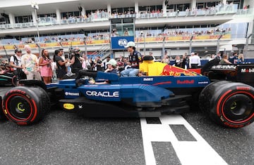 Durante el Gran Premio de Miami 2025, los 20 pilotos de F車rmula 1 desfilaron en r谷plicas a tama?o real de sus monoplazas, construidas con aproximadamente 400.000 piezas de LEGO cada una. Estas versiones el谷ctricas, con neum芍ticos Pirelli reales, alcanzaban hasta 20 km/h y fueron creadas en colaboraci車n con LEGO. El desfile reemplaz車 al tradicional cami車n de presentaci車n, ofreciendo una experiencia m芍s creativa, que gener車 entusiasmo tanto en la pista como entre los espectadores. La iniciativa busca acercar el espect芍culo de la F1 a los fans.