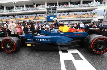 Durante el Gran Premio de Miami 2025, los 20 pilotos de Fórmula 1 desfilaron en réplicas a tamaño real de sus monoplazas, construidas con aproximadamente 400.000 piezas de LEGO cada una. Estas versiones eléctricas, con neumáticos Pirelli reales, alcanzaban hasta 20 km/h y fueron creadas en colaboración con LEGO. El desfile reemplazó al tradicional camión de presentación, ofreciendo una experiencia más creativa, que generó entusiasmo tanto en la pista como entre los espectadores. La iniciativa busca acercar el espectáculo de la F1 a los fans.