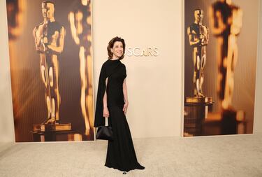 Fernanda Torres posa durante la alfombra roja de la recepción de los nominados a los Oscar 2025 en la Academy Museum of Motion Pictures de Los Angeles.
