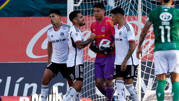 Futbol, Audax Italiano vs Colo Colo.
Fecha 28, campeonato Nacional 2023.
El arquero de Colo Colo Brayan Cortes, centro, celebra tras atajar un penal contra Audax Italiano durante el partido de primera division disputado en el estadio Bicentenario de La Florida en Santiago, Chile.
26/11/2023
Andres Pina/Photosport

Football, Audax Italiano vs Colo Colo.
28th turn, 2023 National Championship.
Colo Colo's goalkeeper Brayan Cortes, center, celebrates after made a saving against Audax Italiano during a first division match held at the Bicentenario La Florida stadium in Santiago, Chile.
26/11/2023
Andres Pina/Photosport