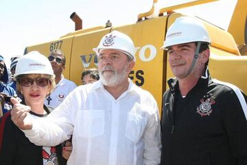 Lula da Silva, supervisando la construcción de la Arena Corinthians.