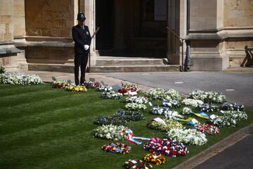 Cientos de ramos de flores para despedir al Príncipe Felipe. 