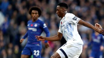 Yerry Mina durante el partido entre Chelsea y Everton por Premier League.