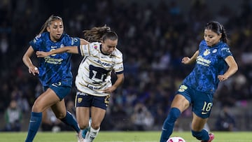 Laura Herrera (L) of Pumas fights for the ball with Nancy Antonio (R) of America during the 9th round match between Pumas UNAM and America as part of the Torneo Clausura 2025 Liga MX Femenil at Olimpico Universitario Stadium on February 14, 2025 in Mexico City, Mexico.