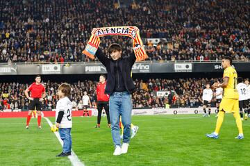 Homenaje a David Silva, que hizo el saque de honor del partido.