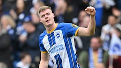 Evan Ferguson, jugador del Brighton, celebra un gol.