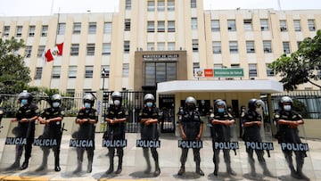 Police stand guard outside the Ministry of Health as health workers protest while going on an indefinite strike as they demand a better national health budget and access to vaccines, in Lima, Peru January 13, 2021. REUTERS/Angela Ponce NO RESALES. NO ARCHIVES