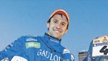 <b>EN MOTO AL AEROPUERTO. </b>Esteve salía pronto a Lisboa en avión y fue en su KTM hasta Barajas.