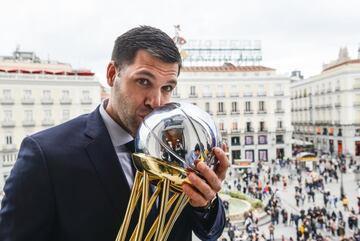 Felipe Reyes sale al balcón de la Comunidad para ofrecer la Copa de los aficionados. 