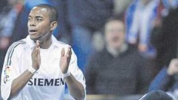 El fracaso absoluto planea sobre Robinho, ahogado por su incapacidad para salir de un regate y el mal acompañamiento que le hace el equipo.