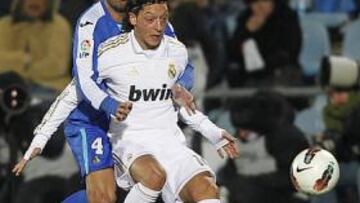 <b>SIN RESPIRO. </b>Özil prolongó en Getafe su racha de buen fútbol, pese al pegajoso marcaje que le realizaron los defensas azulones, como demuestra Miguel Torres en la imagen.
