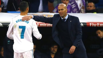 Zidane saluda a Cristiano en el momento de sustituirle.