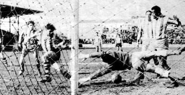 Durante su etapa como rojiblanco Jones marc 50 goles y conquist cinco ttulos: LaLiga 1965/66, tres Copas (1960, 1961 y 1965) y la histrica Recopa del 62 ante la Fiorentina. 