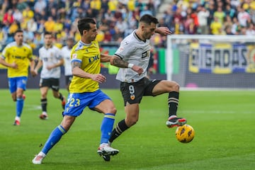 CÁDIZ, 14/01/2024.- El defensa del Cádiz Luis Hernández (i) disputa el balón ante Hugo Duro (d), delantero del Valencia, durante el partido de la vigésima jornada de LaLiga entre Cádiz CF y Valencia CF, este domingo en el Estadio Nuevo Mirandilla en Cádiz. EFE/Román Ríos
