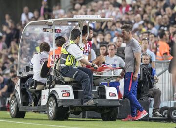 Diego Costa se lesionó el tobillo en el minuto 25 de partido. Sufre un esguince de grado alto y se le harán más pruebas para descartar afectación ósea.
