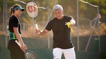 Paula Badosa recibe instrucciones de Apostolos Tsitsipas en el Mallorca Country Club.