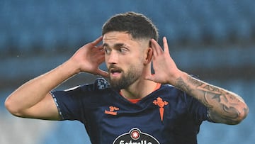 El delantero Jordi Escobar celebra un gol con el Celta Fortuna en Balaídos.