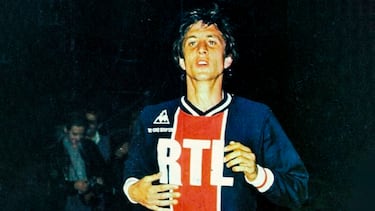 La leyenda nacida en Ámsterdam tuvo una participación muy puntual y curiosa con el Paris Saint-Germain. Su participación se limitó a dos partidos amistosos en el verano de 1975 cuando ya era jugador del FC Barcelona. Cruyff jugó el "Torneo de París" (un torneo amistoso de verano) con la camiseta del PSG. El entonces presidente del PSG, el diseñador de moda Daniel Hechter, era un gran admirador de Cruyff y lo convenció para que jugara como un "jugador invitado" o de prestigio en el torneo. Fueron solo dos encuentros (semifinal y final) ante el Sporting de Portugal y el Valencia.