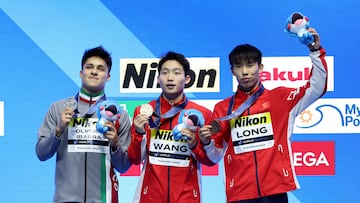 Fukuoka (Japan), 20/07/2023.- (L-R) Siver medalist Osmar Olvera Ibarra of Mexico, Gold medalist Wang Zongyuan of China, and Bronze medalist Long Daoyi of China celebrate at the medal ceremony after the Men's 3m Springboard final of the Diving events during the World Aquatics Championships 2023 in Fukuoka, Japan, 20 July 2023. (Japón) EFE/EPA/KIYOSHI OTA
