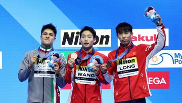 Fukuoka (Japan), 20/07/2023.- (L-R) Siver medalist Osmar Olvera Ibarra of Mexico, Gold medalist Wang Zongyuan of China, and Bronze medalist Long Daoyi of China celebrate at the medal ceremony after the Men's 3m Springboard final of the Diving events during the World Aquatics Championships 2023 in Fukuoka, Japan, 20 July 2023. (Japón) EFE/EPA/KIYOSHI OTA