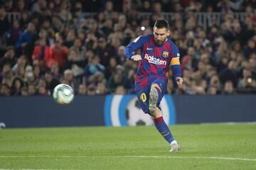 Disparo de falta de Messi con el interior, el balón sobrevuela la barrera y entra por la escuadra. Hat-Trick a balón parado del 10.