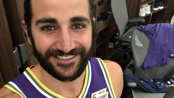 Ricky posa con la camiseta retro de Utah y se lleva las manos a la cabeza con lo de Butler