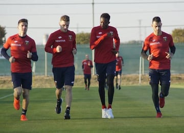 El Genoa se ejercita en las instalaciones de Pinatar Arena.