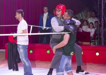 Los jugadores del Betis y el Sevilla visitaron el circo y participaron del espect¨¢culo. Los m¨¢s valientes subieron al cuadrilatero con los payasos.