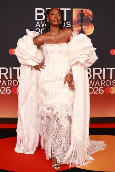 Tems posa en la alfombra roja. 