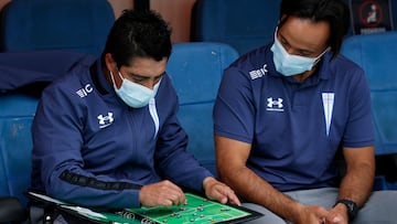 Futbol, O'Higgins vs Universidad Catolica.
Fecha 7, campeonato Nacional 2022.
El entrenador de Universidad Catolica Jaime Rubilar y su ayudante Rodrigo Valenzuela es fotografiado durante el partido de primera division contra O'Higgins disputado en el estadio El Teniente de Rancagua, Chile.
19/03/2022
Andres Pina/Photosport
Footbball, O'Higgins vs Universidad Catolica.
7th date, 2022 National Championship.
Universidad Catolica's head coach Jaime Rubilar and his attendant Rodrigo Valenzuela are pictured during the first division match against O'Higgins held at the El Teniente stadium in Rancagua, Chile.
19/03/2022
Andres Pina/Photosport