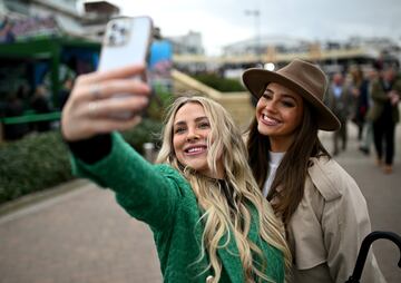 El Festival de Cheltenham es uno de los eventos hípicos más importantes del Reino Unido. Las carreras transcurren en Cheltenham, una ciudad balneario y borough situada en el condado británico de Gloucestershire, cerca de las ciudades de Gloucester y Cirencester. Durante el Festival se celebra el 'Ladies Day' (El Día de las Damas) donde las asistentes lucen sus mejores vestidos y tocados.