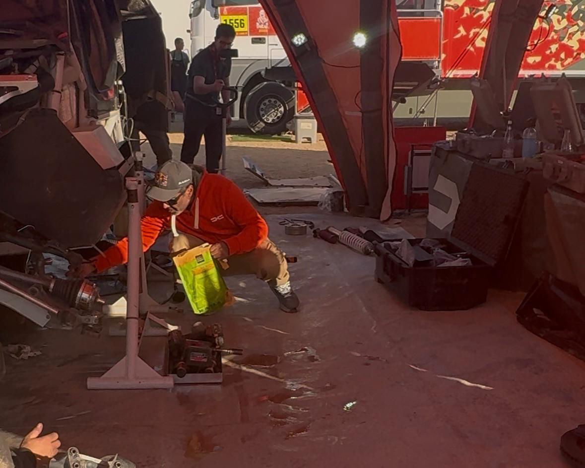 Al Attiyah, en la carpa de Dacia durante el Dakar.